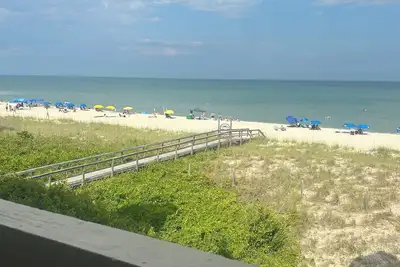 Image de Invitant, Ocean Front Carolina Beach Escape avec des vues spectaculaires et une connexion Wi-Fi rapide