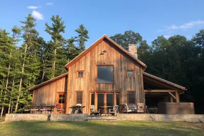 Image de New Barn Home 5 étoiles - Studio de musique, vues et bain à remous