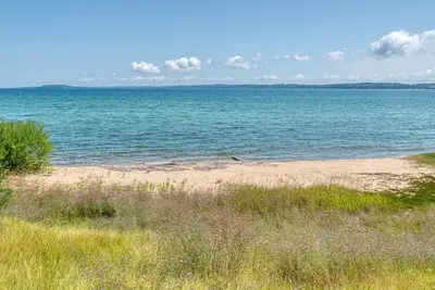 Image de 100 pieds de plage de sable privée sur West Bay à moins de 5 km du centre-ville de Tc
