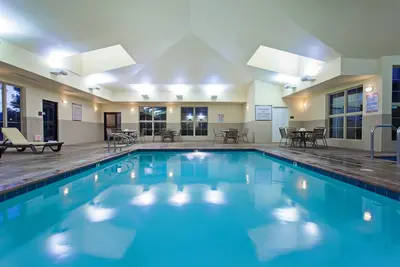 Image de Suite confortable et accessible | Piscine extérieure chauffée + accès au centre d'affaires