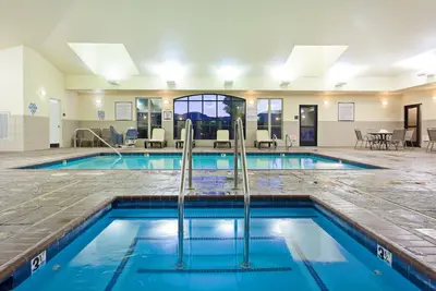 Image de Suite King Accessible | Piscine extérieure chauffée, bain à remous + accès au gymnase