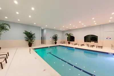 Image de Suite dans Research Park + Près de l'U de M | Centre d'affaires 24 heures + piscine intérieure