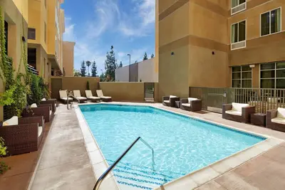 Image de Studio King + Piscine Extérieure | 20 minutes à pied du centre-ville de Disney + entrée du monorail Disneyland