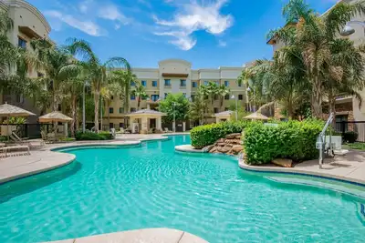 Image de Piscine extérieure chauffée | Suite Moderne avec Balcon Dans le Quartier Sportif de Glendale