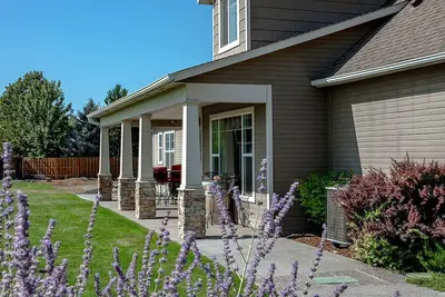 Image de Moonlight Manor - beautiful home on 2. 3 acres with vineyard view & private pool.