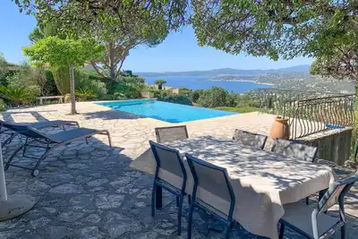 Image de Villa piscine à débordement vue baie de St-Tropez avec clim dans les chambres