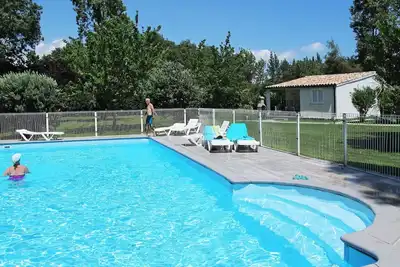 Image de Appartement dans une maison de vacances avec climatisation, piscine, Wifi, Tv, terrasse, parking