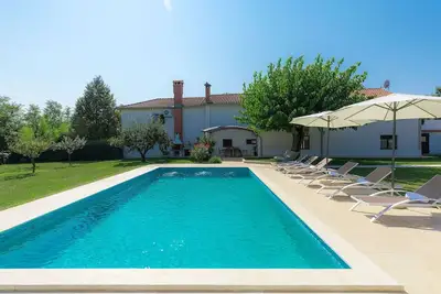 Image de Belle maison de vacances avec piscine privée, climatisation, Wifi, terrasse, animaux admis, parking