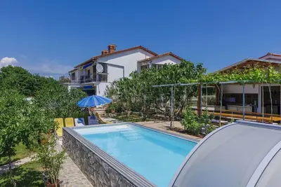 Image de Joli appartement avec climatisation, Wifi, bain à remous, piscine privée, Tv, terrasse, parking