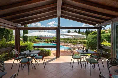 Image de Appartement avec climatisation, piscine, Wifi, Tv, terrasse, vue panoramique, près de San Gimignano