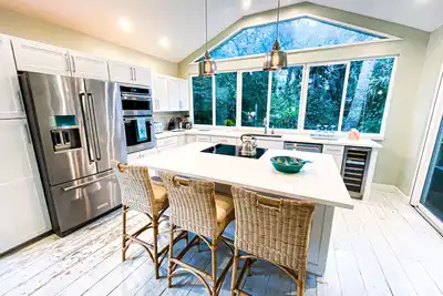 Image de Tropical Beach Home à quelques pas de la plage privée! Apportez votre bateau!