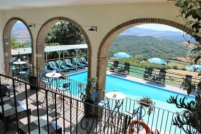 Image de Ferme rénovée avec 7 appartements dans le centre de la Toscane.