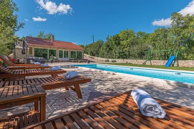 Image de Superbe maison à Knin avec cuisine