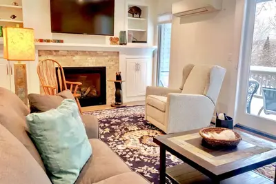 Image de Rb21: Condo Bretton Woods récemment et entièrement rénové dans un emplacement Ski-In Ski-Out imbattable. Cheminée, WiFi, climatisation, navette gratuite et billets de ski à prix réduit!