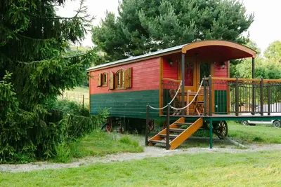 Image de Roulotte spacieuse avec terrasse, jardin et jeux, animaux acceptés