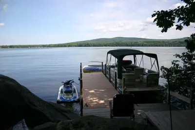 Image de Belle maison en rondins sur Province claire sereine lac avec plage privée