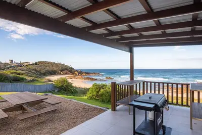 Image de 3 Dickinson Avenue - Absolute beachfront!