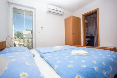 Image de Appartement de deux chambres avec le balcon et la vue sur le mer Makarska (A-6729-a)
