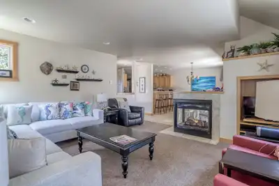 Image de Suite King, foyer et bain à remous Grace ce Cottage personnalisé Pacific City!