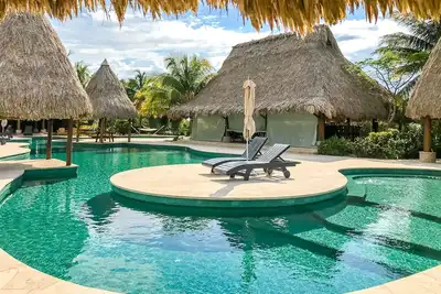 Villa spacieuse avec jardin, piscine partagée dans un développement isolé