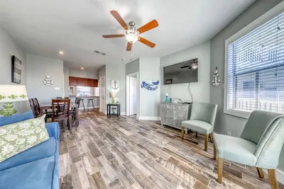 Image de Condo familial avec balcon, piscine partagée, près des chiens de plage ok!