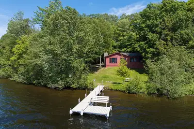 Image de Évadez-vous de tout à Tranquility sur le magnifique lac Teal \"le lac tranquille\"