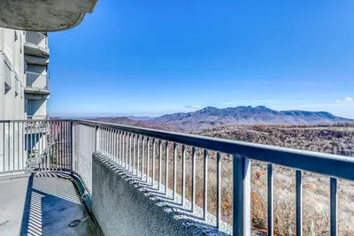 Image de Superbe condo de montagne avec bain à remous, piscine et foyer partagés!