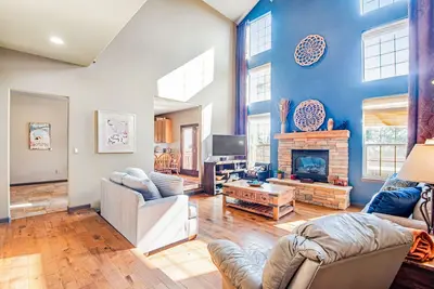 Image de Belle maison de montagne mise à jour avec bain à remous privé, balcon et cheminée!