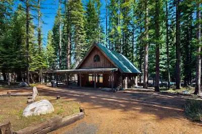 Image de Belle cabine avec cuisine complète, enrouler autour du pont et barbecue à gaz à pied du lac et de la ville!