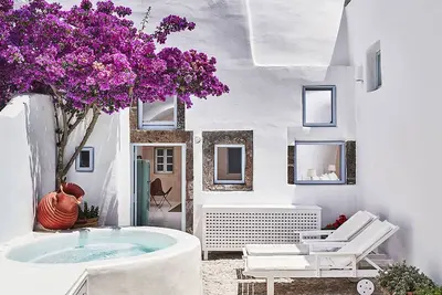 Image de My Rental Homes - Villa Ivi with outdoor heated Jacuzzi and private courtyard.