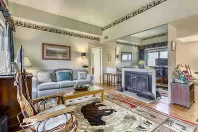 Image de Incroyable condo de montagne avec bain à remous, piscine et foyer partagés!