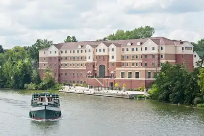 Image de Suite accessible aux personnes à mobilité réduite près de la rivière et de l'Université de Rochester