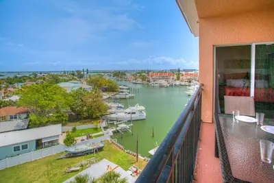 Image de Dernier étage avec vue sur la marina. Près de Johns Pass. Spacieux avec deux balcons privés!