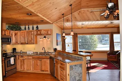 Image de Calme, lumineux, ouvert, rustique à côté du parc et de l'étang avec vue sur la montagne! Apt 201