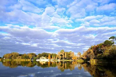 Image de Luxueusement mis Ă jour Lakefront House