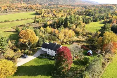 Image de Maison ensoleillée, belle et calme sur 27 acres avec vue sur la montagne