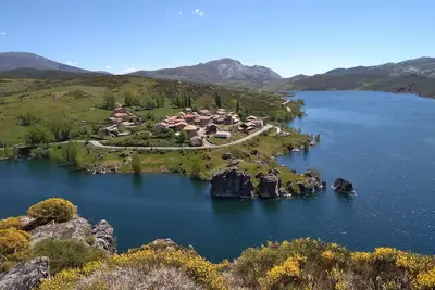 Image de Hobbit House (bioclimatique et semi-enterré avec couverture verte).