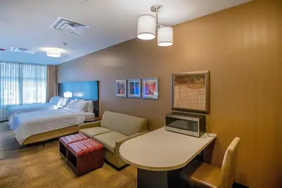 Image de Studio entièrement équipé au centre-ville! Bain à remous partagé, accès à la piscine + petit-déjeuner gratuit