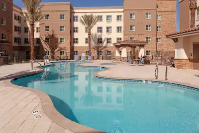 Image de Piscine extérieure + bain à remous extérieur partagé | Suite confortable avec fonctionnalités accessibles