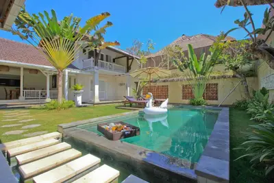 Image de 5 minutes à pied de la plage-piscine privée Uma Lima 2br Villa
