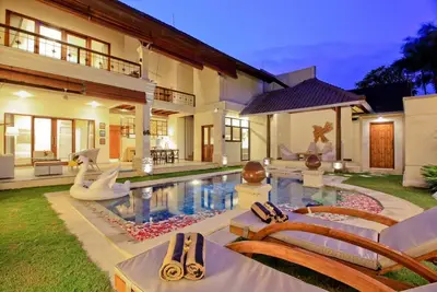 Image de 5 minutes à pied de la plage-piscine privée Uma Lima 3br Villa