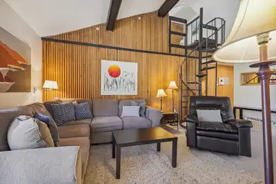 Image de Ce condo de deux chambres et loft à la base du pic 8 à Breckenridge est l'endroit idéal pour s'évader.