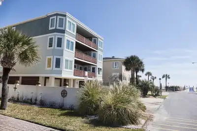 Image de Grande vue sur l'océan, maison privée à plusieurs niveaux avec ascenseur, à quelques pas de la plage