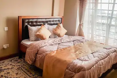 Image de Studio avec lit King Size, ascenseur, Wifi et parking près de la ville, de l'aéroport Jkia et Wilson.