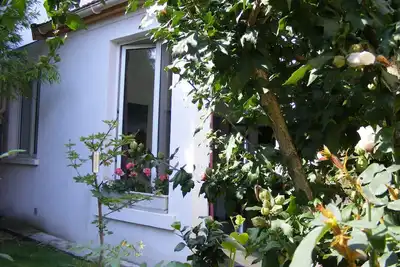 Image de Maisonnette au fond d'un jardin, à 30 minutes du centre de Paris.