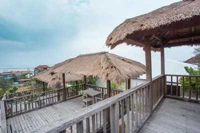 Image de Chambre en bois naturel et toit ouvrant à Nusa Dua, rapport qualité / prix!