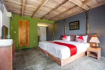Image de Maison en bois unique à Nusa Dua avec piscine