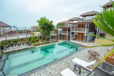 Image de Chambre privée à Nusa Dua, toit en pente et bâtiment en bois
