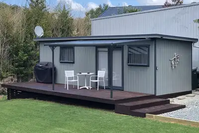 Image de Nouveau à Urquharts Bay - Cabine de plage relaxante située dans un grand jardin privé