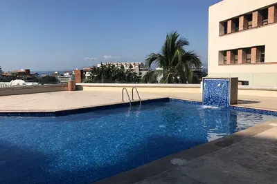 Image de Condo avec une vue imprenable, à courte distance à pied du cœur de la ville et de la plage.
